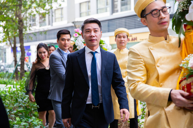 Lễ ăn hỏi ấm cúng của NSND Công Lý và cô dâu kém 15 tuổi: Cô dâu thay áo dài trắng theo chú rể về nhà chồng - 11 Lễ ăn hỏi ấm cúng của NSND Công Lý và cô dâu kém 15 tuổi: Cô dâu thay áo dài trắng theo chú rể về nhà chồng - 11