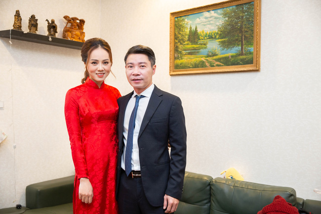 Lễ ăn hỏi ấm cúng của NSND Công Lý và cô dâu kém 15 tuổi: Cô dâu thay áo dài trắng theo chú rể về nhà chồng - 8 Lễ ăn hỏi ấm cúng của NSND Công Lý và cô dâu kém 15 tuổi: Cô dâu thay áo dài trắng theo chú rể về nhà chồng - 8