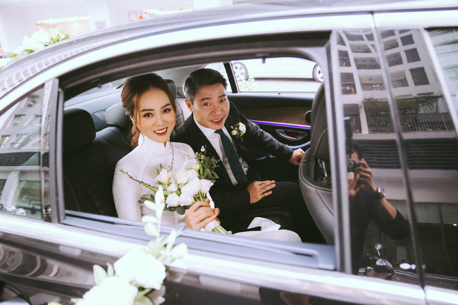 Lễ ăn hỏi ấm cúng của NSND Công Lý và cô dâu kém 15 tuổi: Cô dâu thay áo dài trắng theo chú rể về nhà chồng - 4 Lễ ăn hỏi ấm cúng của NSND Công Lý và cô dâu kém 15 tuổi: Cô dâu thay áo dài trắng theo chú rể về nhà chồng - 4