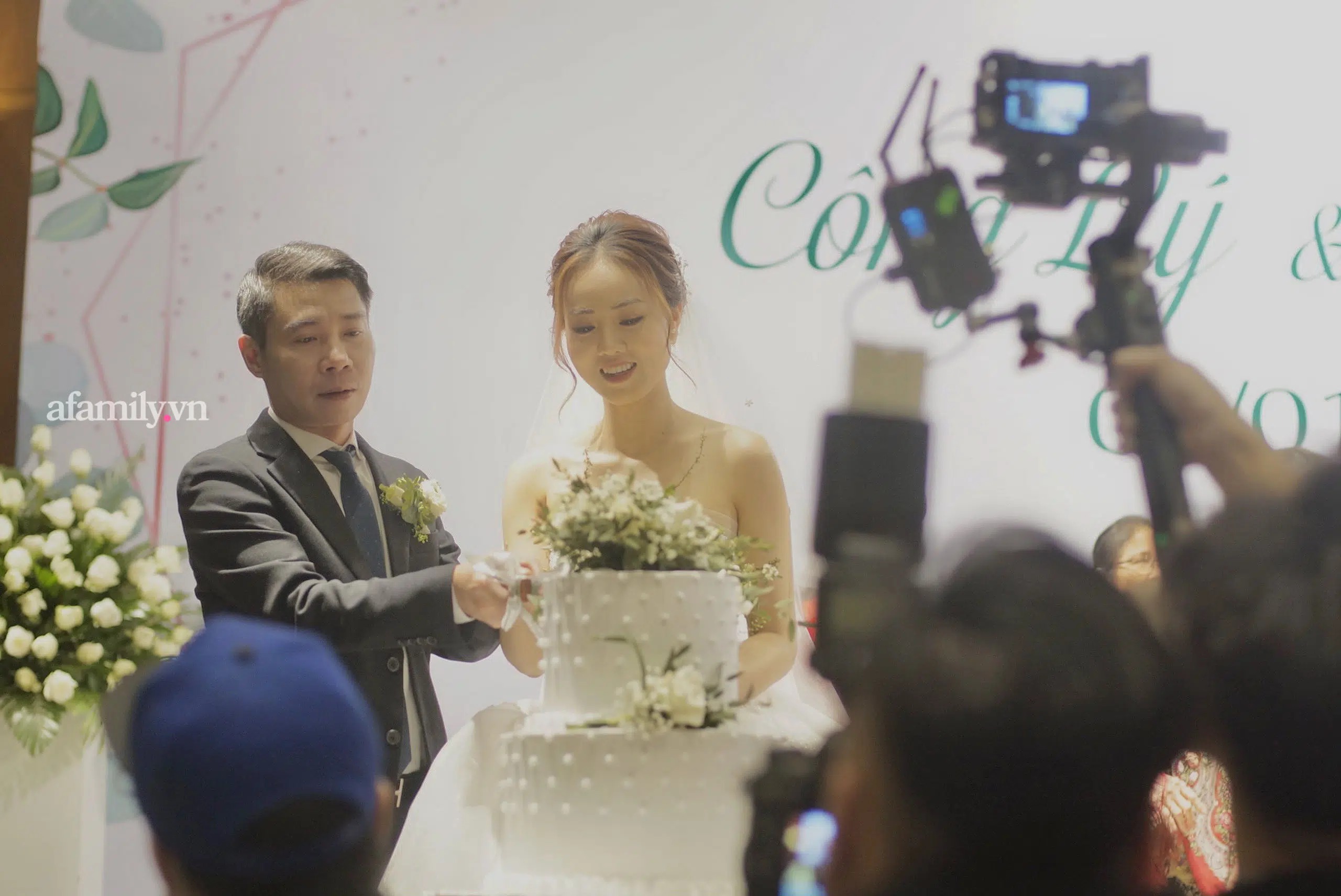 Lễ cưới của NSND Công Lý cùng bạn gái kém 15 tuổi: Cô dâu - chú rể tươi cười rạng rỡ cùng nhau cắt bánh cưới - 1 Lễ cưới của NSND Công Lý cùng bạn gái kém 15 tuổi: Cô dâu - chú rể tươi cười rạng rỡ cùng nhau cắt bánh cưới - 1