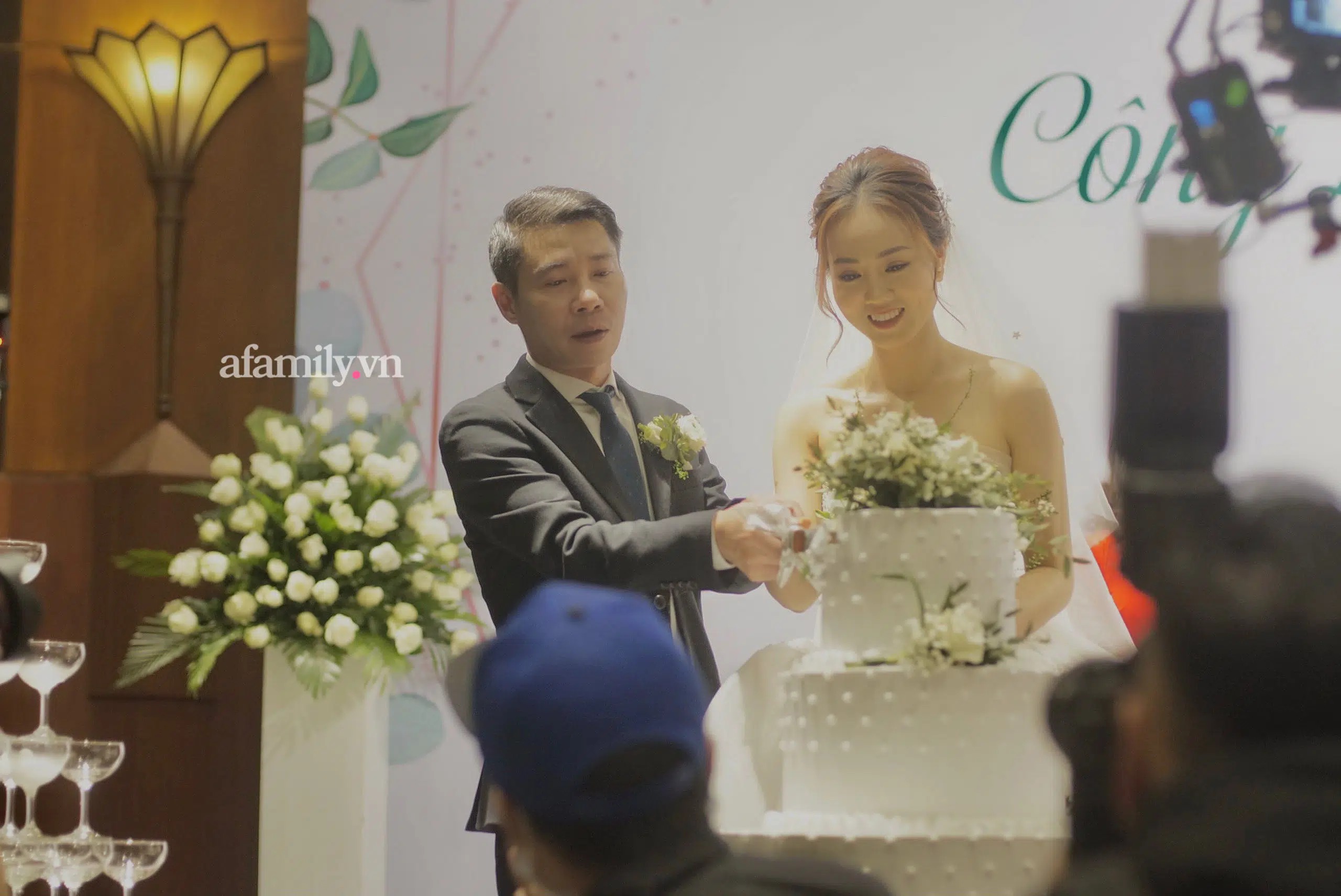 Lễ cưới của NSND Công Lý cùng bạn gái kém 15 tuổi: Cô dâu - chú rể tươi cười rạng rỡ cùng nhau cắt bánh cưới - 2 Lễ cưới của NSND Công Lý cùng bạn gái kém 15 tuổi: Cô dâu - chú rể tươi cười rạng rỡ cùng nhau cắt bánh cưới - 2