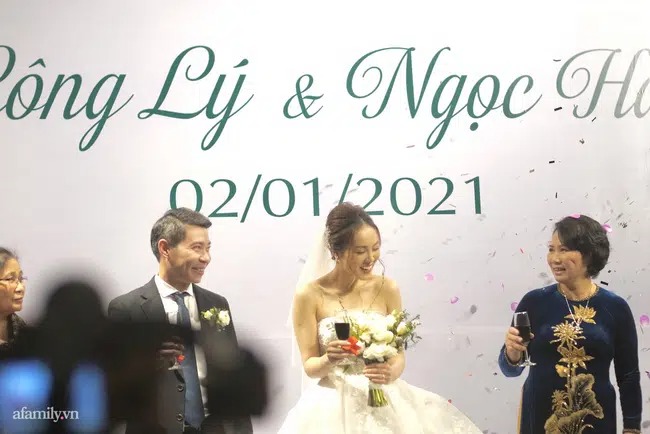 Lễ cưới của NSND Công Lý cùng bạn gái kém 15 tuổi: Cô dâu - chú rể tươi cười rạng rỡ cùng nhau cắt bánh cưới - 3 Lễ cưới của NSND Công Lý cùng bạn gái kém 15 tuổi: Cô dâu - chú rể tươi cười rạng rỡ cùng nhau cắt bánh cưới - 3