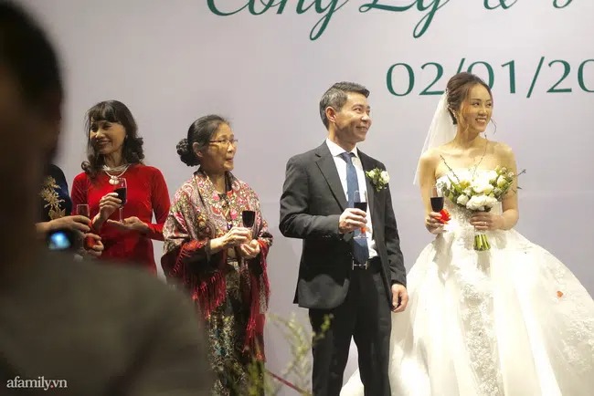 Lễ cưới của NSND Công Lý cùng bạn gái kém 15 tuổi: Cô dâu - chú rể tươi cười rạng rỡ cùng nhau cắt bánh cưới - 4 Lễ cưới của NSND Công Lý cùng bạn gái kém 15 tuổi: Cô dâu - chú rể tươi cười rạng rỡ cùng nhau cắt bánh cưới - 4