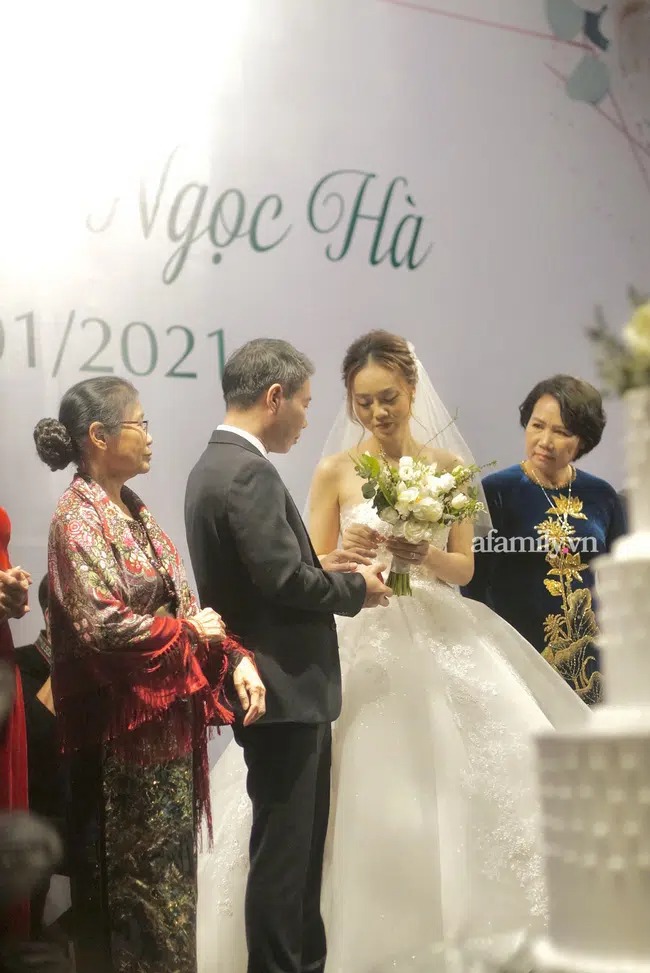Lễ cưới của NSND Công Lý cùng bạn gái kém 15 tuổi: Cô dâu - chú rể tươi cười rạng rỡ cùng nhau cắt bánh cưới - 5 Lễ cưới của NSND Công Lý cùng bạn gái kém 15 tuổi: Cô dâu - chú rể tươi cười rạng rỡ cùng nhau cắt bánh cưới - 5