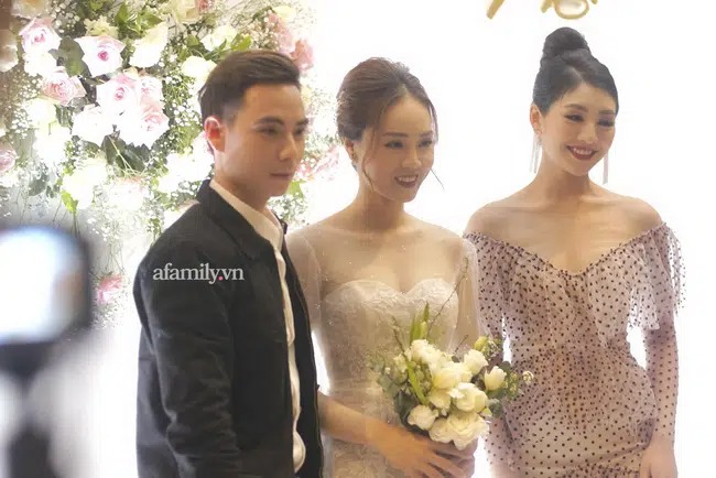 Lễ cưới của NSND Công Lý cùng bạn gái kém 15 tuổi: Cô dâu - chú rể tươi cười rạng rỡ cùng nhau cắt bánh cưới - 7 Lễ cưới của NSND Công Lý cùng bạn gái kém 15 tuổi: Cô dâu - chú rể tươi cười rạng rỡ cùng nhau cắt bánh cưới - 7