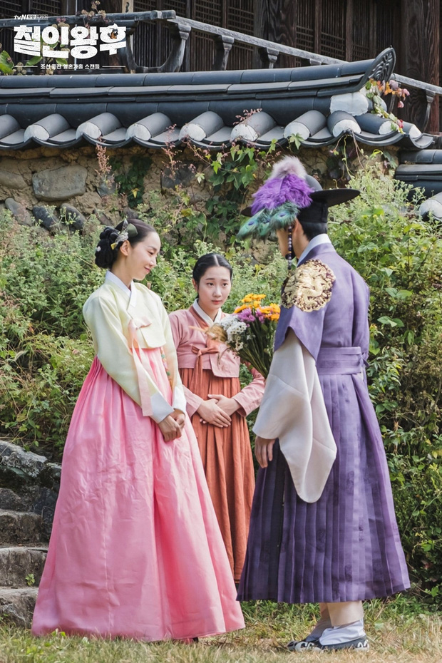 Vừa đánh Kim Jung Hyun váng đầu, Shin Hye Sun được thưởng nóng một nụ hôn ở Mr. Queen tập 8 - 1 Vừa đánh Kim Jung Hyun váng đầu, Shin Hye Sun được thưởng nóng một nụ hôn ở Mr. Queen tập 8 - 1