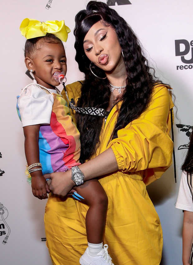 Bị chỉ trích vì tắt vội ca khúc về tình dục khi con gái 2 tuổi lại gần, Cardi B có cách đáp trả làm dậy sóng cộng đồng mạng - 4 Bị chỉ trích vì tắt vội ca khúc về tình dục khi con gái 2 tuổi lại gần, Cardi B có cách đáp trả làm dậy sóng cộng đồng mạng - 4