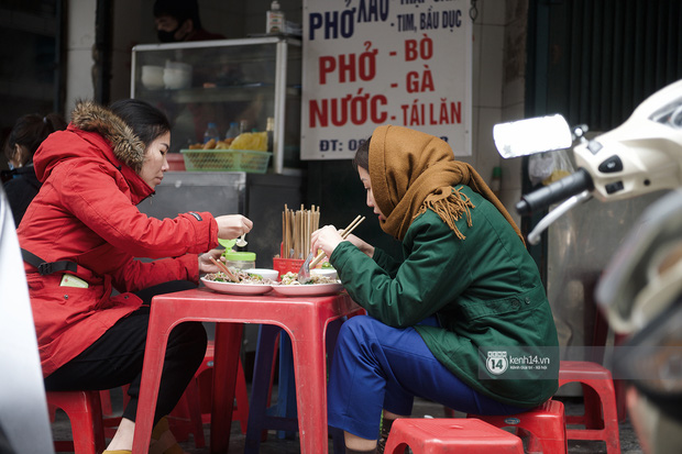 Chùm ảnh: Hà Nội rét kỷ lục, chạm ngưỡng 10 độ nhưng quán xá vẫn tấp nập, dân tình xì xụp ăn uống đủ các món mùa đông - 15 Chùm ảnh: Hà Nội rét kỷ lục, chạm ngưỡng 10 độ nhưng quán xá vẫn tấp nập, dân tình xì xụp ăn uống đủ các món mùa đông - 15
