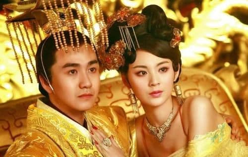 Tại sao vua chúa ngày xưa thường treo một ‘tấm mành’ trên mão đội đầu để che trước mặt? Tại sao vua chúa ngày xưa thường treo một ‘tấm mành’ trên mão đội đầu để che trước mặt?