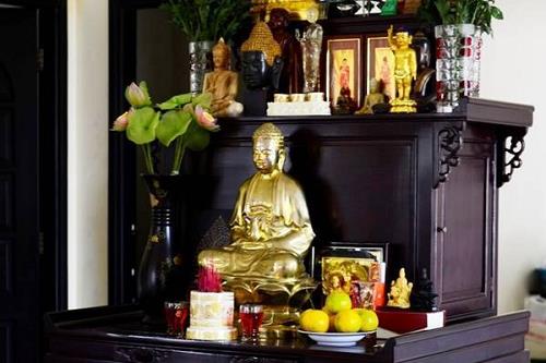 6 điều cấm kỵ chớ mắc phải khi chọn hướng đặt bàn thờ theo phong thủy 6 điều cấm kỵ chớ mắc phải khi chọn hướng đặt bàn thờ theo phong thủy