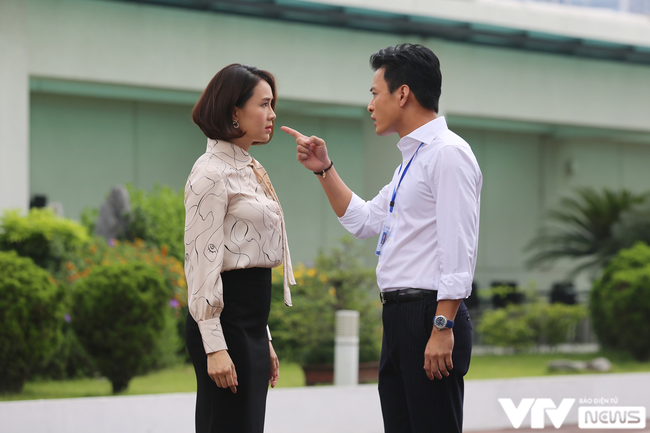 Hướng dương ngược nắng 'bẻ lái: Hồng Diễm 'thất sủng', dàn nam thần VTV giờ là của Lương Thu Trang - 1