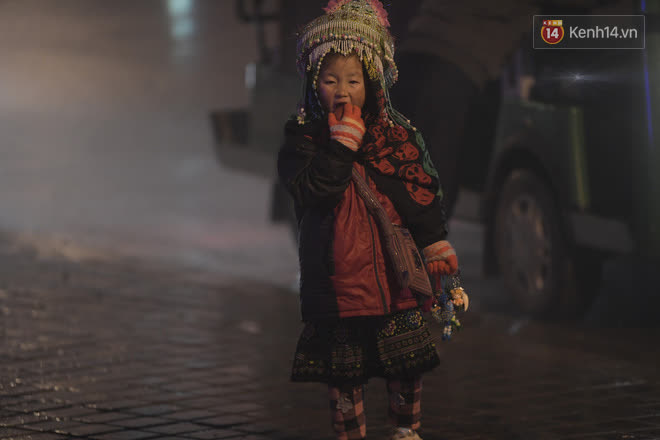 Chùm ảnh: Trẻ em ở Sa Pa bị đẩy ra đường bán hàng cho du khách dưới thời tiết 0 độ C - 9 Chùm ảnh: Trẻ em ở Sa Pa bị đẩy ra đường bán hàng cho du khách dưới thời tiết 0 độ C - 9