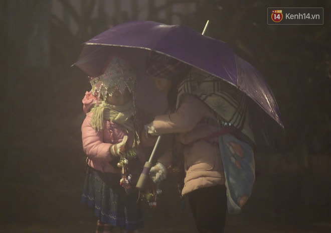 Chùm ảnh: Trẻ em ở Sa Pa bị đẩy ra đường bán hàng cho du khách dưới thời tiết 0 độ C - 12 Chùm ảnh: Trẻ em ở Sa Pa bị đẩy ra đường bán hàng cho du khách dưới thời tiết 0 độ C - 12