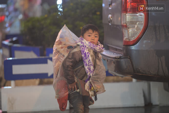 Chùm ảnh: Trẻ em ở Sa Pa bị đẩy ra đường bán hàng cho du khách dưới thời tiết 0 độ C Chùm ảnh: Trẻ em ở Sa Pa bị đẩy ra đường bán hàng cho du khách dưới thời tiết 0 độ C