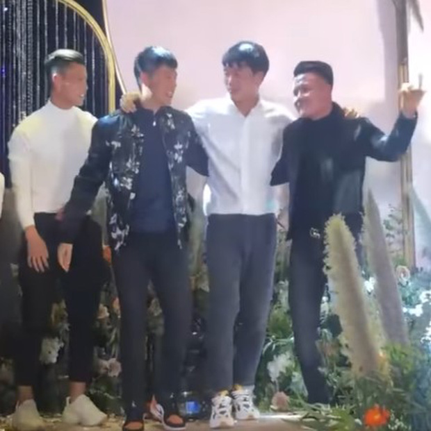Quang Hải 'quẩy' cực sung trong hôn lễ của Bùi Tiến Dũng sau những lùm xùm ngoài sân cỏ - 1 Quang Hải 'quẩy' cực sung trong hôn lễ của Bùi Tiến Dũng sau những lùm xùm ngoài sân cỏ - 1