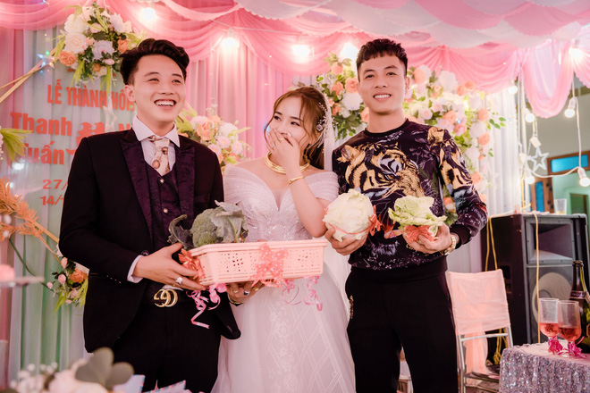 Hội bạn thân mang cả 'vườn rau' làm quà cưới khiến cô dâu chú rể cười như được mùa Hội bạn thân mang cả 'vườn rau' làm quà cưới khiến cô dâu chú rể cười như được mùa