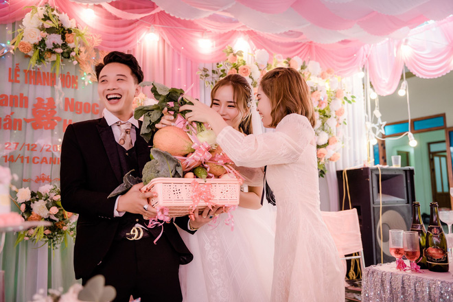 Hội bạn thân mang cả 'vườn rau' làm quà cưới khiến cô dâu chú rể cười như được mùa - 1 Hội bạn thân mang cả 'vườn rau' làm quà cưới khiến cô dâu chú rể cười như được mùa - 1