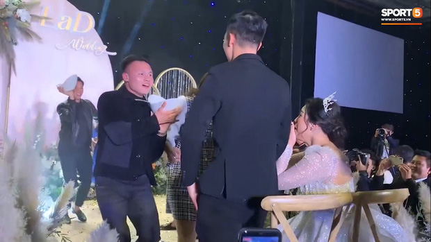 Quang Hải 'quẩy' cực sung trong hôn lễ của Bùi Tiến Dũng sau những lùm xùm ngoài sân cỏ - 2 Quang Hải 'quẩy' cực sung trong hôn lễ của Bùi Tiến Dũng sau những lùm xùm ngoài sân cỏ - 2