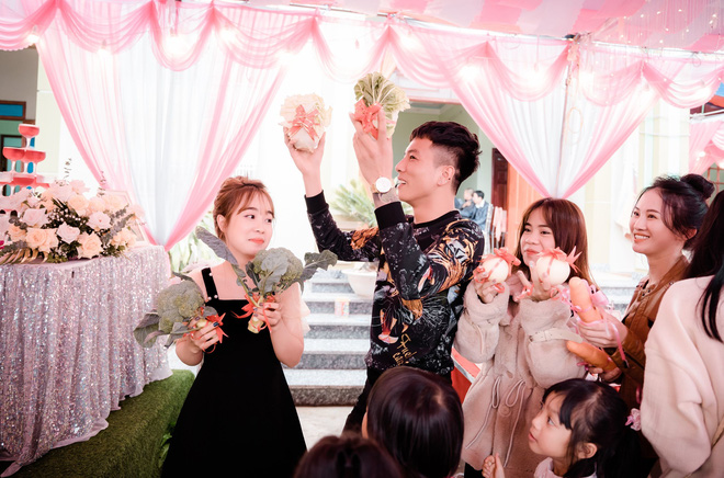 Hội bạn thân mang cả 'vườn rau' làm quà cưới khiến cô dâu chú rể cười như được mùa - 3 Hội bạn thân mang cả 'vườn rau' làm quà cưới khiến cô dâu chú rể cười như được mùa - 3