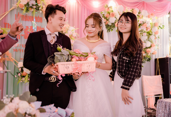 Hội bạn thân mang cả 'vườn rau' làm quà cưới khiến cô dâu chú rể cười như được mùa - 4 Hội bạn thân mang cả 'vườn rau' làm quà cưới khiến cô dâu chú rể cười như được mùa - 4