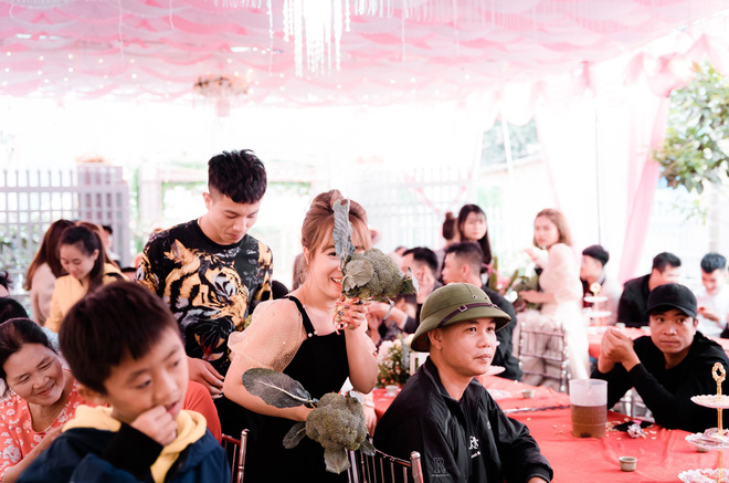 Hội bạn thân mang cả 'vườn rau' làm quà cưới khiến cô dâu chú rể cười như được mùa - 5 Hội bạn thân mang cả 'vườn rau' làm quà cưới khiến cô dâu chú rể cười như được mùa - 5