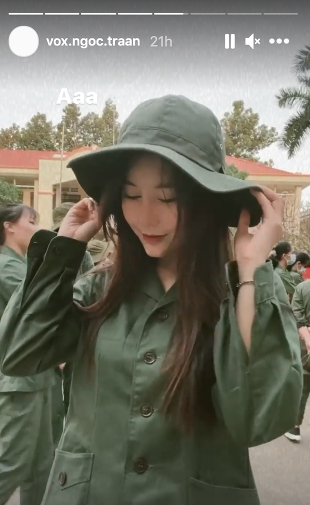 Võ Ngọc Trân bê nguyên vali chứa quá nửa là đồ make-up, dưỡng da đi... học quân sự Võ Ngọc Trân bê nguyên vali chứa quá nửa là đồ make-up, dưỡng da đi... học quân sự