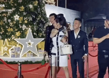 Chỉ với một hành động bị quay lén, Minh Nhựa khẳng định tình cảm nồng nàn dành cho Mina Phạm Chỉ với một hành động bị quay lén, Minh Nhựa khẳng định tình cảm nồng nàn dành cho Mina Phạm
