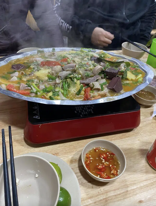 Háo hức đi ăn lẩu lòng bò vì quảng cáo hấp dẫn, cô gái Hà Nội phát hoảng vì miếng nầm đổi màu xanh tím thâm, song giải thích của quán khiến cô nàng ngơ ngác Háo hức đi ăn lẩu lòng bò vì quảng cáo hấp dẫn, cô gái Hà Nội phát hoảng vì miếng nầm đổi màu xanh tím thâm, song giải thích của quán khiến cô nàng ngơ ngác