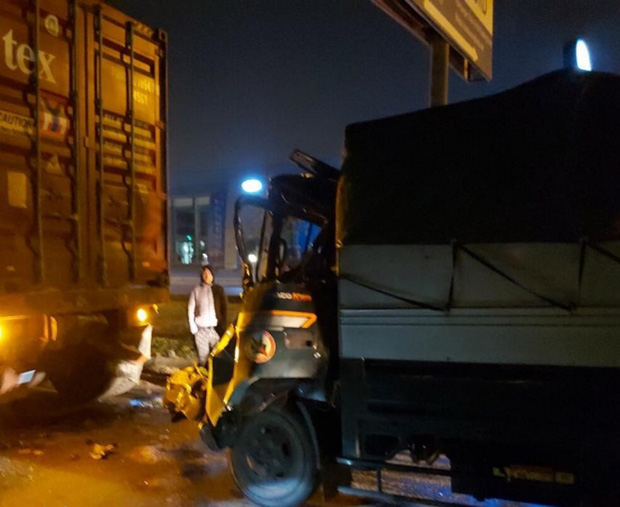 Đâm vào container đỗ bên đường, tài xế xe tải tử vong Đâm vào container đỗ bên đường, tài xế xe tải tử vong