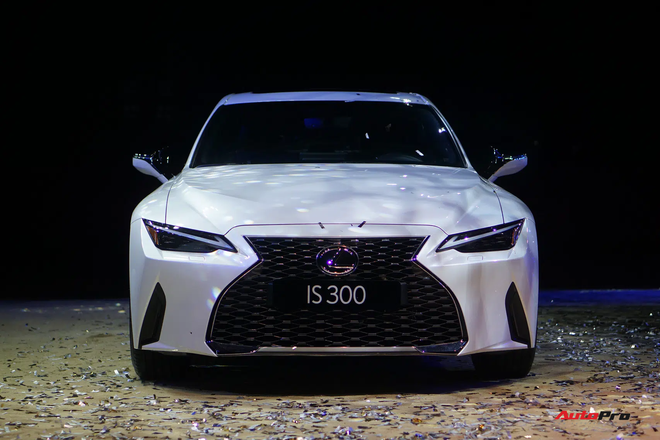 Ra mắt Lexus IS 2021 tại Việt Nam: 3 phiên bản, giá từ 2,13 tỷ đồng, đấu Mercedes-Benz C-Class và BMW 3-Series - 1 Ra mắt Lexus IS 2021 tại Việt Nam: 3 phiên bản, giá từ 2,13 tỷ đồng, đấu Mercedes-Benz C-Class và BMW 3-Series - 1