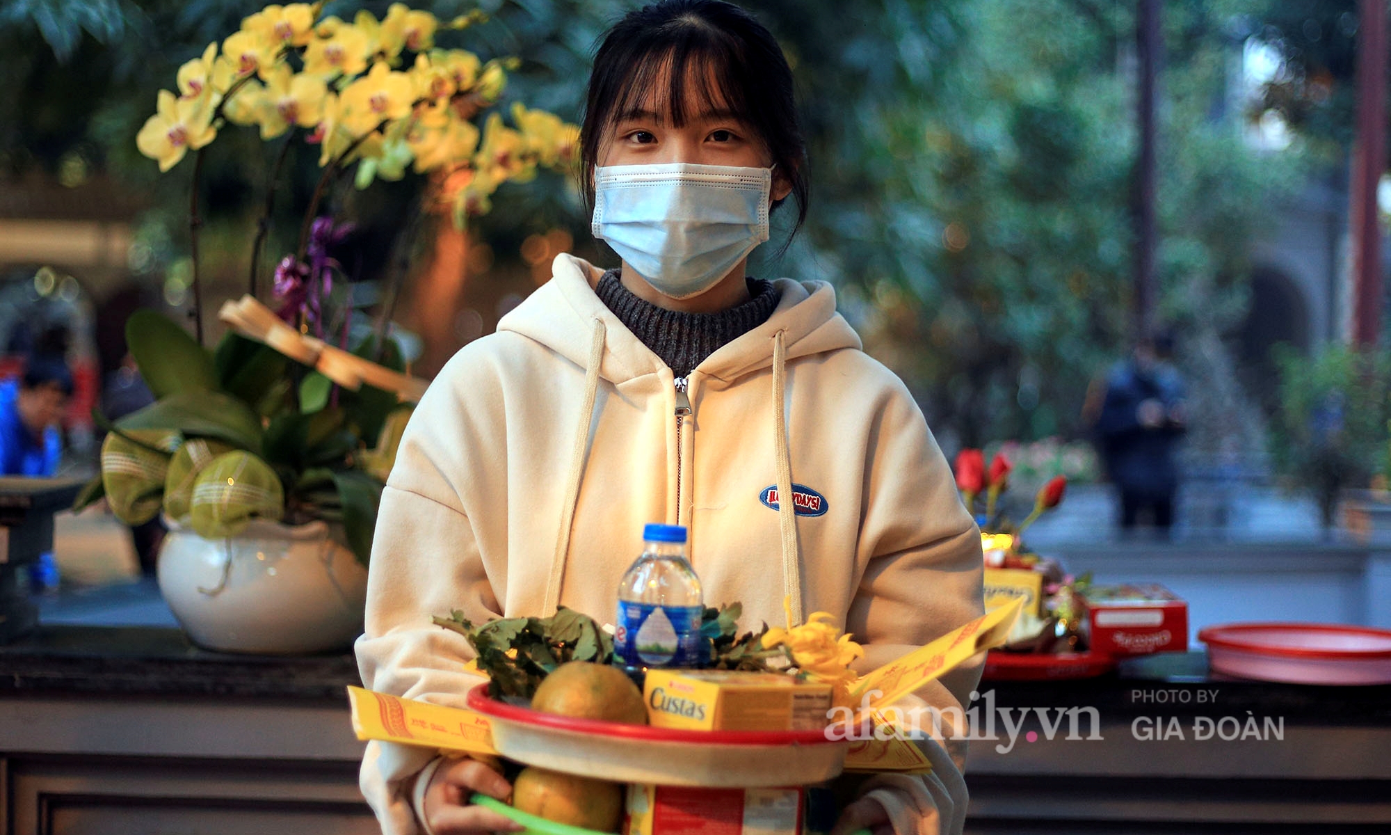Vớt vát hi vọng 'thoát ế', nam thanh nữ tú Hà Nội nô nức rủ nhau tới chùa Hà dâng lễ cầu duyên ngày mùng 1 cuối cùng trong năm - 6 Vớt vát hi vọng 'thoát ế', nam thanh nữ tú Hà Nội nô nức rủ nhau tới chùa Hà dâng lễ cầu duyên ngày mùng 1 cuối cùng trong năm - 6