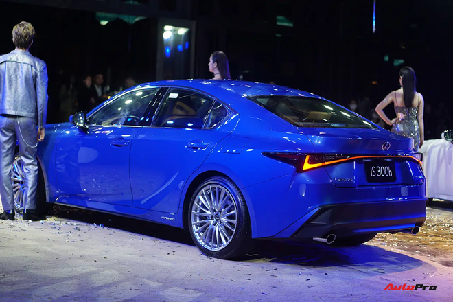 Ra mắt Lexus IS 2021 tại Việt Nam: 3 phiên bản, giá từ 2,13 tỷ đồng, đấu Mercedes-Benz C-Class và BMW 3-Series - 4 Ra mắt Lexus IS 2021 tại Việt Nam: 3 phiên bản, giá từ 2,13 tỷ đồng, đấu Mercedes-Benz C-Class và BMW 3-Series - 4