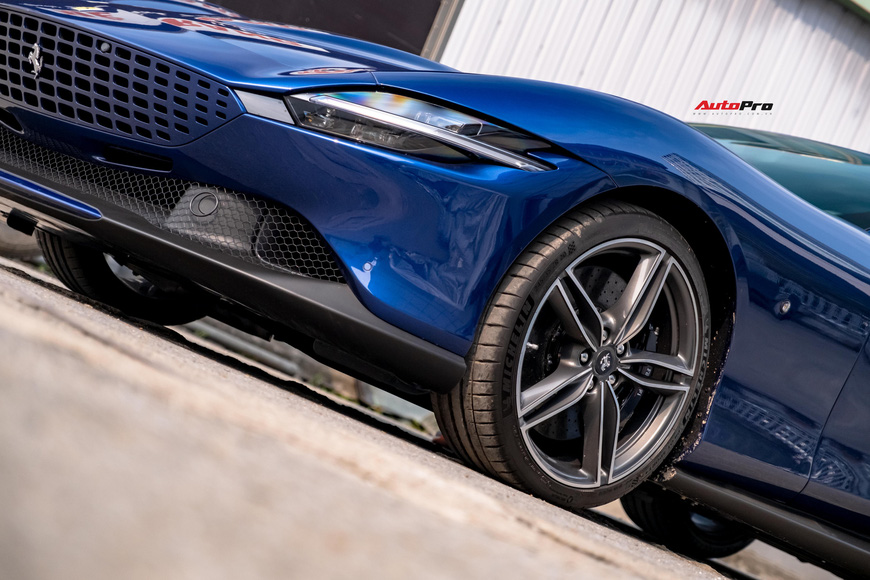 Soi chi tiết Ferrari Roma đầu tiên Việt Nam: Siêu xe 4 chỗ với thiết kế lạ mắt, nội thất còn gây bất ngờ hơn - 5 Soi chi tiết Ferrari Roma đầu tiên Việt Nam: Siêu xe 4 chỗ với thiết kế lạ mắt, nội thất còn gây bất ngờ hơn - 5