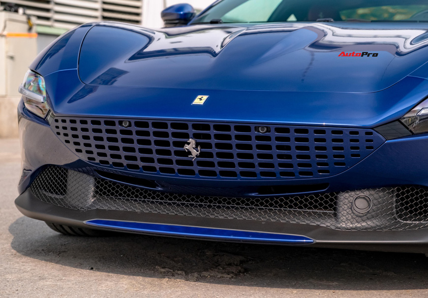 Soi chi tiết Ferrari Roma đầu tiên Việt Nam: Siêu xe 4 chỗ với thiết kế lạ mắt, nội thất còn gây bất ngờ hơn - 4 Soi chi tiết Ferrari Roma đầu tiên Việt Nam: Siêu xe 4 chỗ với thiết kế lạ mắt, nội thất còn gây bất ngờ hơn - 4