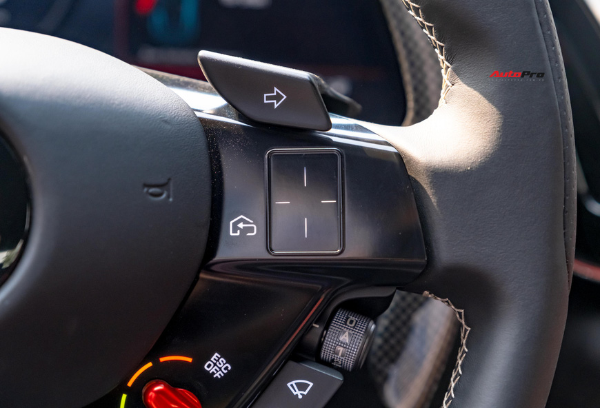 Soi chi tiết Ferrari Roma đầu tiên Việt Nam: Siêu xe 4 chỗ với thiết kế lạ mắt, nội thất còn gây bất ngờ hơn - 14 Soi chi tiết Ferrari Roma đầu tiên Việt Nam: Siêu xe 4 chỗ với thiết kế lạ mắt, nội thất còn gây bất ngờ hơn - 14