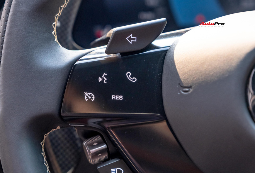 Soi chi tiết Ferrari Roma đầu tiên Việt Nam: Siêu xe 4 chỗ với thiết kế lạ mắt, nội thất còn gây bất ngờ hơn - 13 Soi chi tiết Ferrari Roma đầu tiên Việt Nam: Siêu xe 4 chỗ với thiết kế lạ mắt, nội thất còn gây bất ngờ hơn - 13