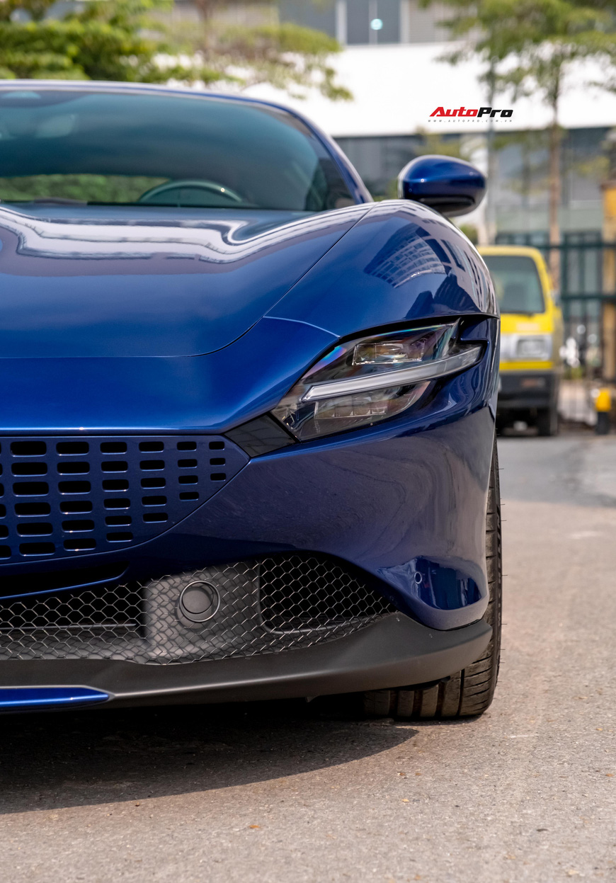 Soi chi tiết Ferrari Roma đầu tiên Việt Nam: Siêu xe 4 chỗ với thiết kế lạ mắt, nội thất còn gây bất ngờ hơn - 8 Soi chi tiết Ferrari Roma đầu tiên Việt Nam: Siêu xe 4 chỗ với thiết kế lạ mắt, nội thất còn gây bất ngờ hơn - 8