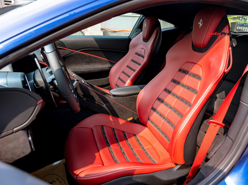 Soi chi tiết Ferrari Roma đầu tiên Việt Nam: Siêu xe 4 chỗ với thiết kế lạ mắt, nội thất còn gây bất ngờ hơn - 17 Soi chi tiết Ferrari Roma đầu tiên Việt Nam: Siêu xe 4 chỗ với thiết kế lạ mắt, nội thất còn gây bất ngờ hơn - 17