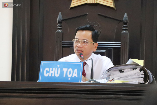 Nữ bị cáo lạnh lùng khai đốt nhựa nhỏ vào người, lấy dây xích sắt tra tấn thai phụ 18 tuổi đến sảy thai - 7 Nữ bị cáo lạnh lùng khai đốt nhựa nhỏ vào người, lấy dây xích sắt tra tấn thai phụ 18 tuổi đến sảy thai - 7
