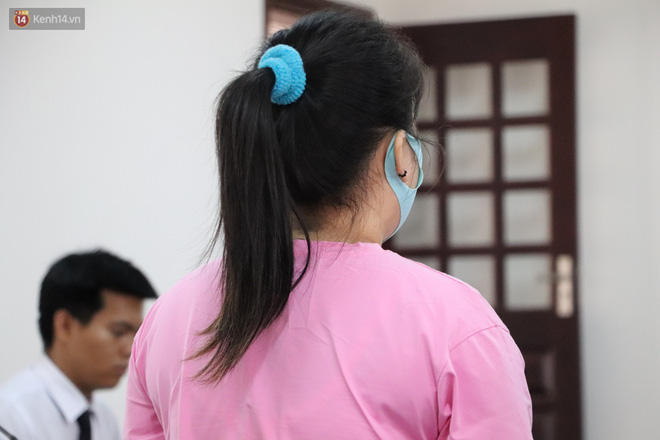 Nữ bị cáo lạnh lùng khai đốt nhựa nhỏ vào người, lấy dây xích sắt tra tấn thai phụ 18 tuổi đến sảy thai - 5 Nữ bị cáo lạnh lùng khai đốt nhựa nhỏ vào người, lấy dây xích sắt tra tấn thai phụ 18 tuổi đến sảy thai - 5