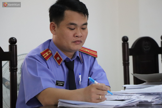 Nữ bị cáo lạnh lùng khai đốt nhựa nhỏ vào người, lấy dây xích sắt tra tấn thai phụ 18 tuổi đến sảy thai - 10 Nữ bị cáo lạnh lùng khai đốt nhựa nhỏ vào người, lấy dây xích sắt tra tấn thai phụ 18 tuổi đến sảy thai - 10