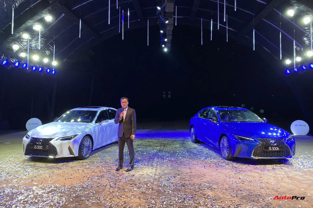 Ra mắt Lexus IS 2021 tại Việt Nam: 3 phiên bản, giá từ 2,13 tỷ đồng, đấu Mercedes-Benz C-Class và BMW 3-Series Ra mắt Lexus IS 2021 tại Việt Nam: 3 phiên bản, giá từ 2,13 tỷ đồng, đấu Mercedes-Benz C-Class và BMW 3-Series