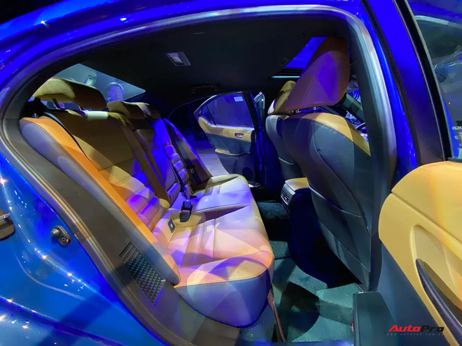 Ra mắt Lexus IS 2021 tại Việt Nam: 3 phiên bản, giá từ 2,13 tỷ đồng, đấu Mercedes-Benz C-Class và BMW 3-Series - 8 Ra mắt Lexus IS 2021 tại Việt Nam: 3 phiên bản, giá từ 2,13 tỷ đồng, đấu Mercedes-Benz C-Class và BMW 3-Series - 8