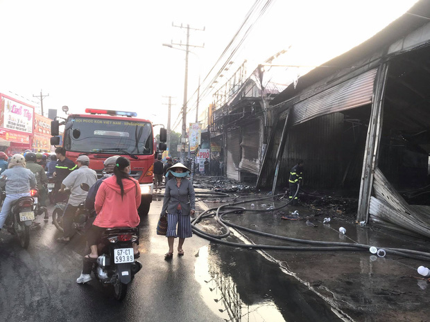 Cửa hàng xe máy ở Bình Dương cháy rụi, người chủ gào khóc đau đớn vì gia tài hàng tỷ đồng chìm trong biển lửa - 2 Cửa hàng xe máy ở Bình Dương cháy rụi, người chủ gào khóc đau đớn vì gia tài hàng tỷ đồng chìm trong biển lửa - 2