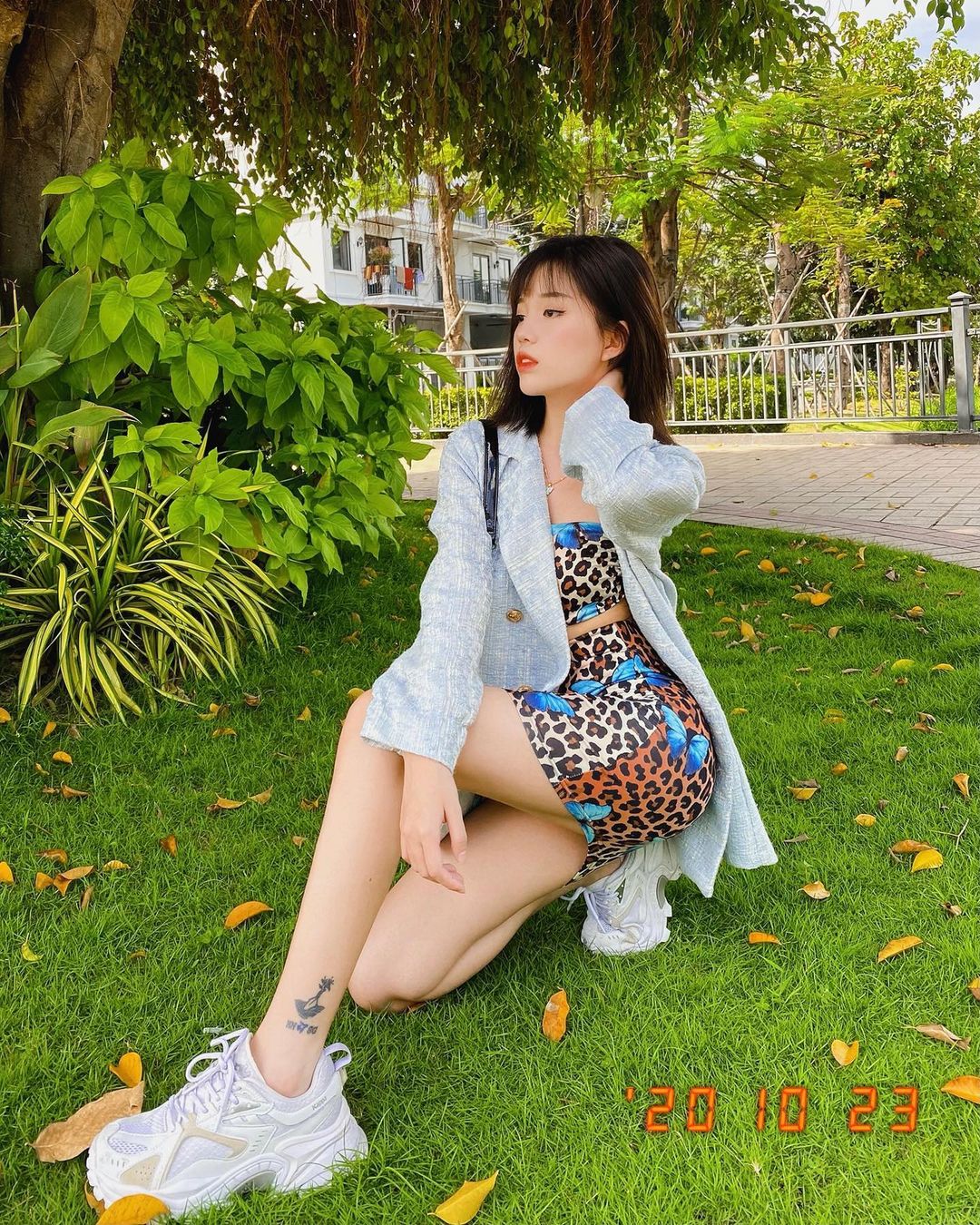 Linh Ngọc Đàm chỉ vỏn vẹn 1m55 nhưng lên đồ hack dáng ảo diệu quá chừng, độc chiêu nhờ cả vào 5 món đồ này - 8 Linh Ngọc Đàm chỉ vỏn vẹn 1m55 nhưng lên đồ hack dáng ảo diệu quá chừng, độc chiêu nhờ cả vào 5 món đồ này - 8
