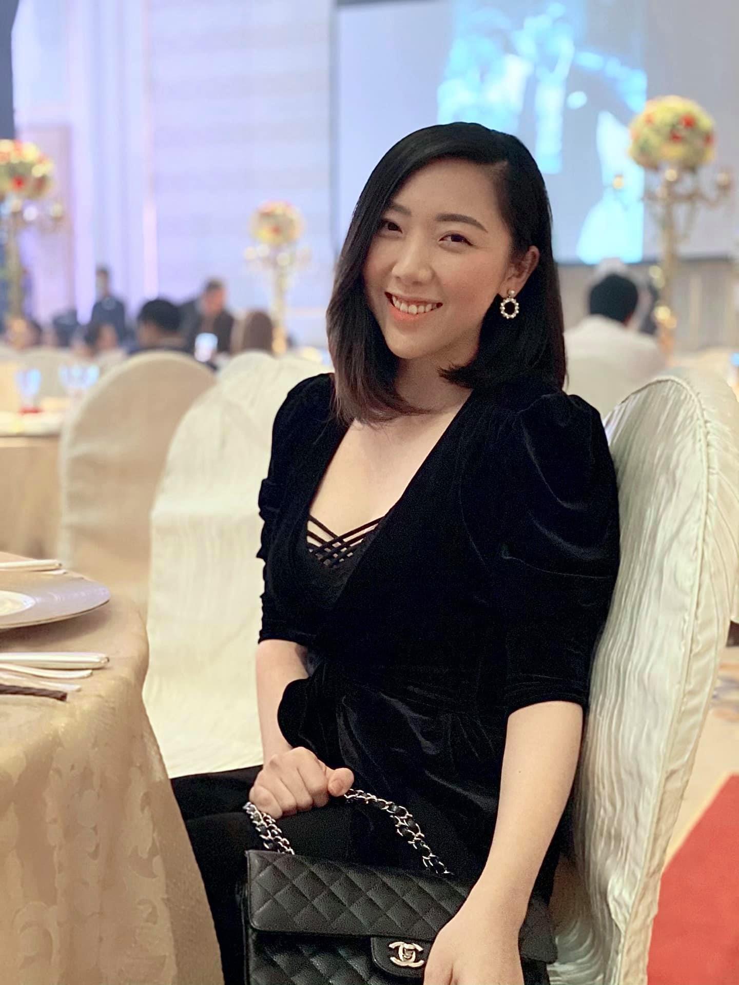 Vốn hay ăn mặc giản dị, không ngờ có ngày em gái Trấn Thành khiến hội chị em choáng váng khi khoe một lúc 3 chiếc túi hàng hiệu mới tinh tươm - 4 Vốn hay ăn mặc giản dị, không ngờ có ngày em gái Trấn Thành khiến hội chị em choáng váng khi khoe một lúc 3 chiếc túi hàng hiệu mới tinh tươm - 4
