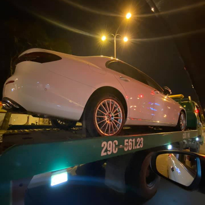 Mercedes-Benz E-Class 2021 bất ngờ xuất hiện tại Việt Nam: Thiết kế mỹ miều, ra mắt sẽ đe dọa BMW 5-Series - 2 Mercedes-Benz E-Class 2021 bất ngờ xuất hiện tại Việt Nam: Thiết kế mỹ miều, ra mắt sẽ đe dọa BMW 5-Series - 2