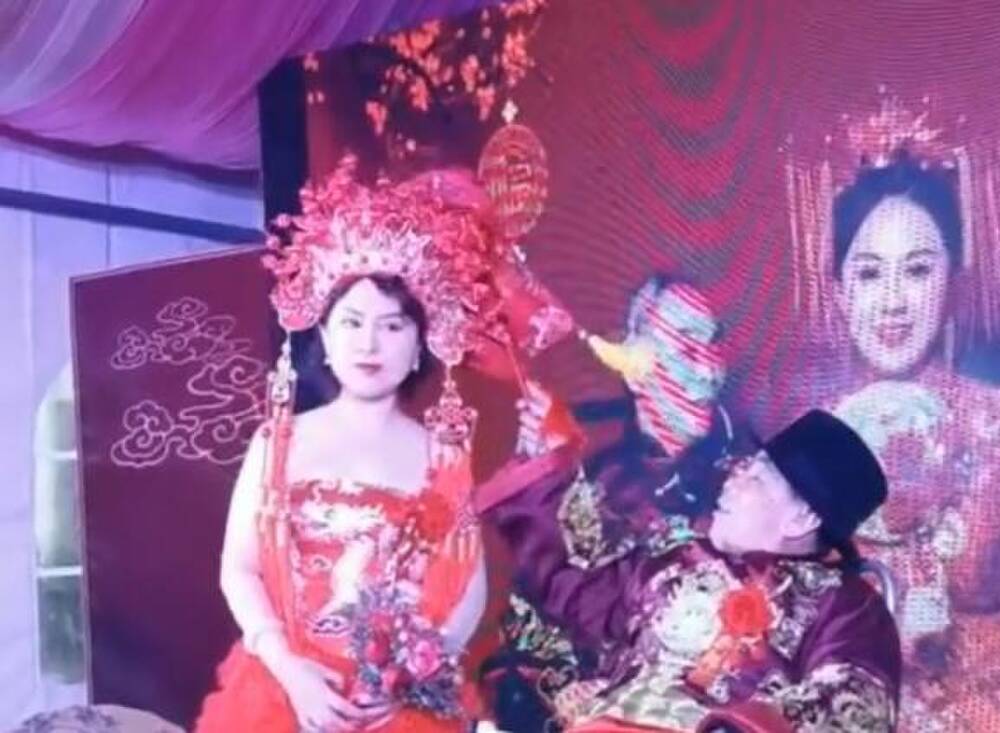 Cụ ông ngồi xe lăn cưới vợ kém 42 tuổi, dung mạo cô dâu gây ngỡ ngàng Cụ ông ngồi xe lăn cưới vợ kém 42 tuổi, dung mạo cô dâu gây ngỡ ngàng