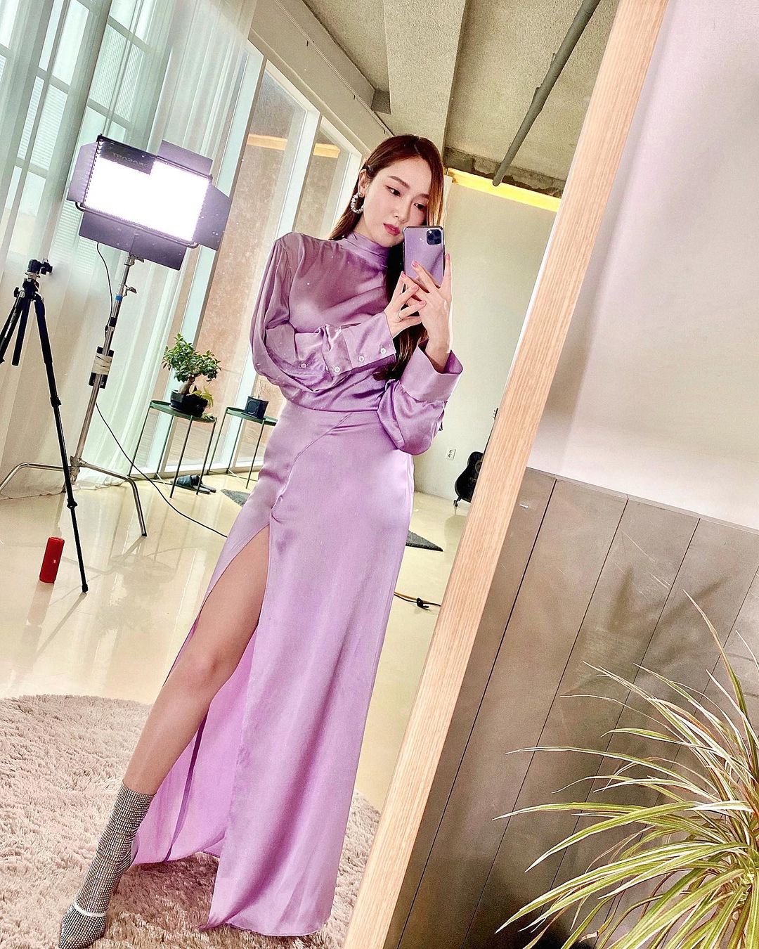 Jessica, Sooyoung đụng hàng nhưng khác quá: Người diện giày hiệu, người đi dép lê vẫn khoe được dáng nuột Jessica, Sooyoung đụng hàng nhưng khác quá: Người diện giày hiệu, người đi dép lê vẫn khoe được dáng nuột