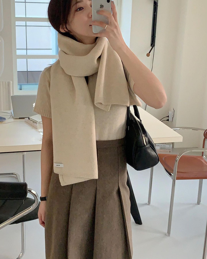 4 mẫu khăn quàng hot trend của mùa đông năm nay, đã ấm còn xinh thì tội gì mà không tậu lấy một em - 4 4 mẫu khăn quàng hot trend của mùa đông năm nay, đã ấm còn xinh thì tội gì mà không tậu lấy một em - 4